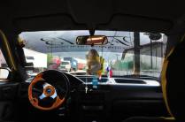 A Ana espera no táxi enquanto eu percorro os meandros da burocracia panamenha para tentar retirar a Fiona do porto, em Colón